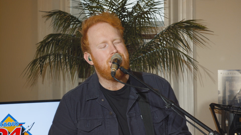 Gavin James schickt Grüsse aus seinem Wohnzimmer