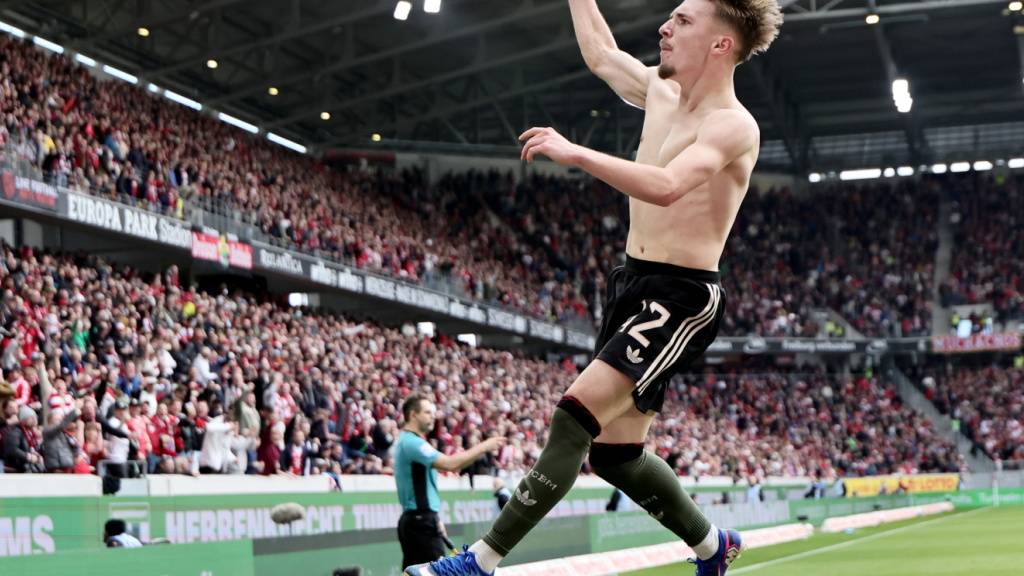 Bayerns Lennart Karl freut sich über sein spätes 3:2 in Freiburg