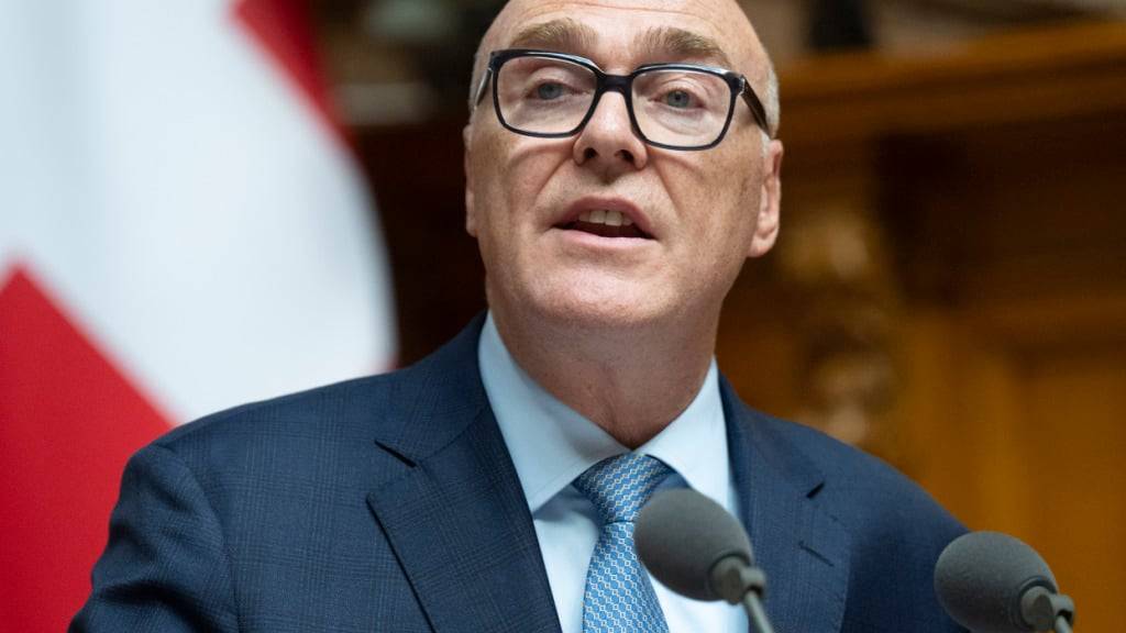 Bundesrat Martin Pfister hat in der «Neuen Zürcher Zeitung» vor wachsenden sicherheitspolitischen Risiken für die Schweiz gewarnt. (Archivbild)