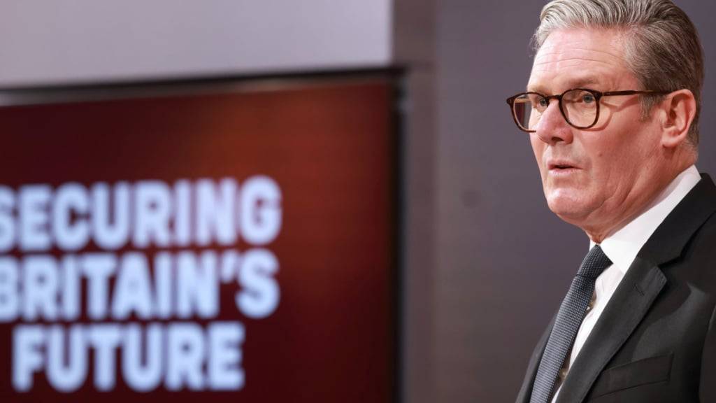 Der britische Premierminister Keir Starmer spricht während einer Pressekonferenz vor der Veröffentlichung des Weißbuchs der Regierung zur Einwanderung, des Immigration White Paper. Großbritannien verschärft massiv die Einwanderungsregeln. Foto: Ian Vogler/Pool Daily Mirror via AP/dpa