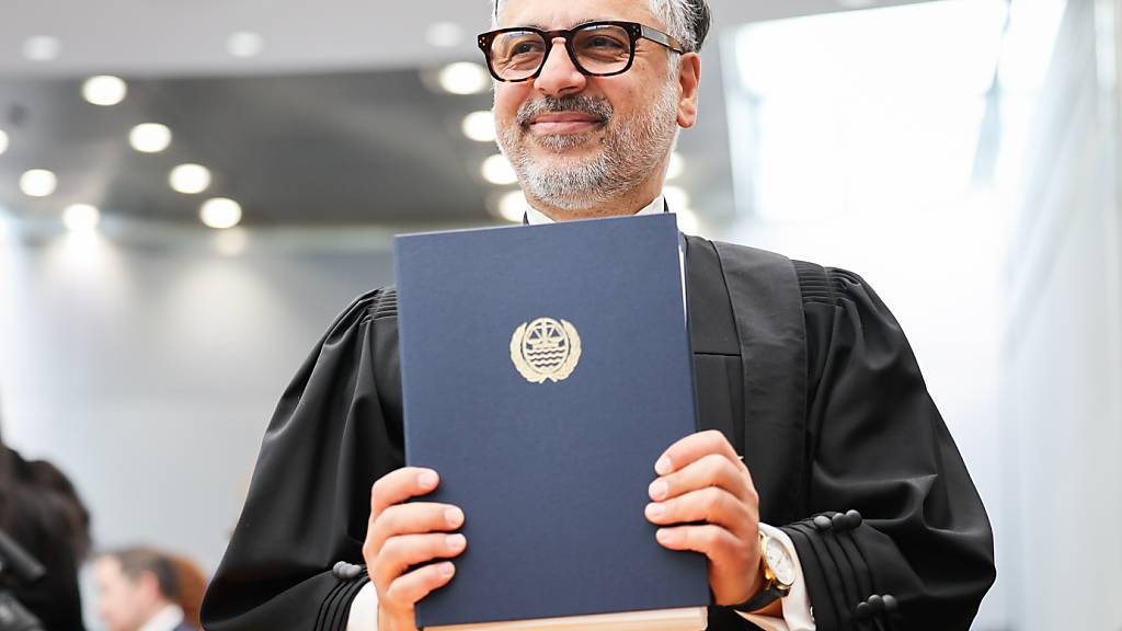 Payam Akhavan, Anwalt aus dem Iran und Vorsitzender der Kommission der kleinen Inselstaaten für Klimawandel und Völkerrecht, präsentiert das Rechtsgutachten des Internationalen Seegerichtshofs. Foto: Christian Charisius/dpa