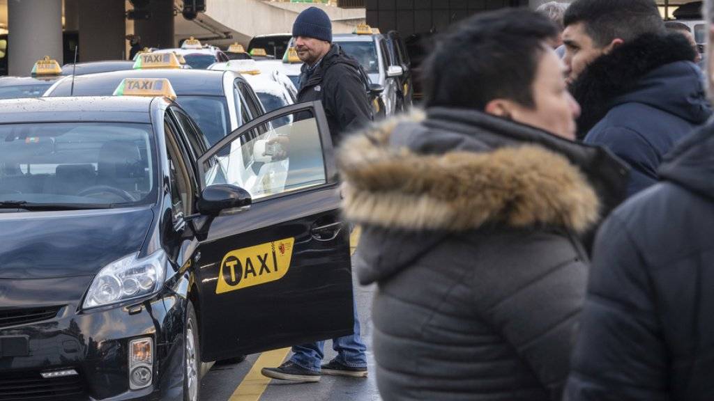 Taxifahrer besetzen aus Ärger gegen illegale ausländische Konkurrenz alle Standplätze am Flughafen Genf. Dem Staat und der Flughafendirektion werfen sie Untätigkeit vor.