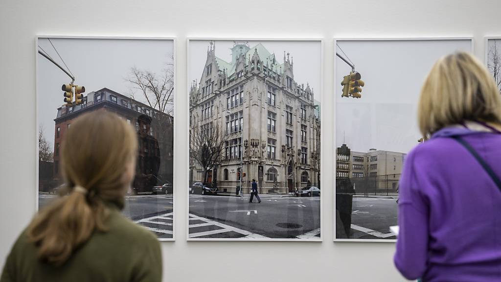 Bei den auf den ersten Blick vier verschiedenen Strassenszenen handelt es sich um eine Szene: «Exposure #104», aufgenommen am 13.01.2013 um 9:50 Uhr in Brooklyn, an der Kreuzung Vanderbilt & Lafayette Avenues.