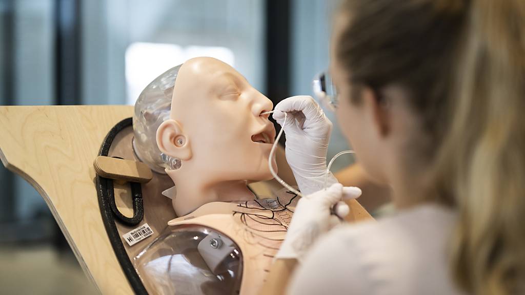 Im Kanton Zürich gibt es minim mehr Plätze für Humanmedizin. Eine Medizinstudentin legt einem menschlichen Phantom eine Magensonde. (Symbolbild)