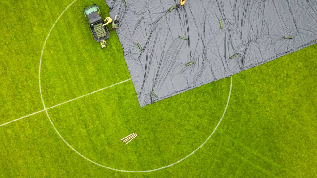 Wegen eines Befalls von Japankäfern wurde vergangenes Jahr ein Fussballplatz in Kloten mit einer Folie abgedeckt. Sie sollte verhindern, dass die Käfer ausfliegen können. (Archivbild)
