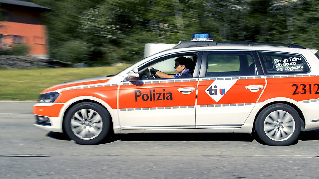 Bei einem Verkehrsunfall zwischen einem Auto und einem Velo ist am Montagabend in Bellinzona ein 20-jähriger Mann schwer verletzt worden. Die Tessiner Polizei rückte aus. (Symbolbild)
