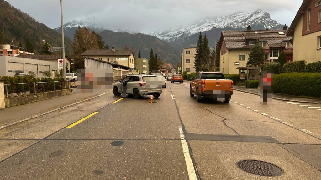 Bei einer Kollision zwischen Roller und Auto in Altdorf ist am Dienstag eine Person verletzt worden.