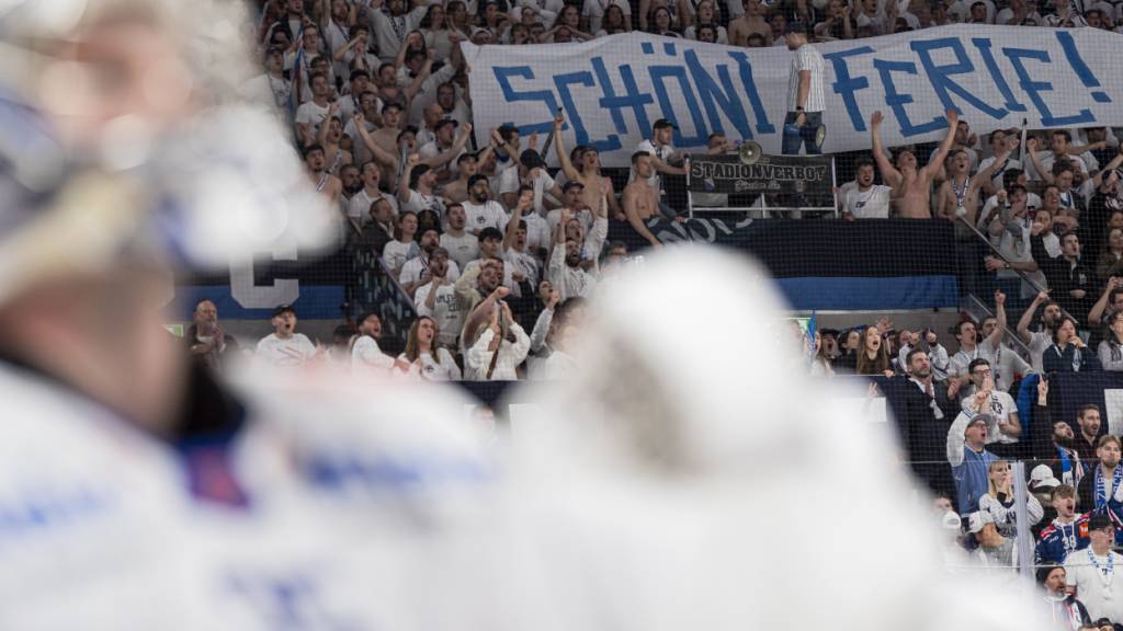 2025 schickte der spätere Schweizer Meister ZSC Lions den EHC Kloten in den Playoffs in die Ferien. Ausserhalb des Stadions verhielten sich Kloten-Fans unsportlich. (Archivbild)