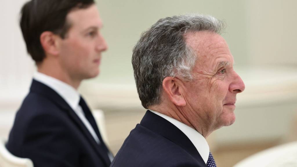 Dieses von der staatlichen russischen Nachrichtenagentur Sputnik über AP zur Verfügung gestellte Foto zeigt den US-Sonderbeauftragten Steve Witkoff (r) und Jared Kushner, Schwiegersohn von US-Präsident Trump, bei einem Gespräch mit dem russischen Präsidenten Putin im Senatspalast des Kremls in der russischen Hauptstadt. Foto: Alexander Kazakov/Sputnik, Kremlin Pool via AP/dpa - ACHTUNG: Nur zur redaktionellen Verwendung und nur mit vollständiger Nennung des vorstehenden Credits