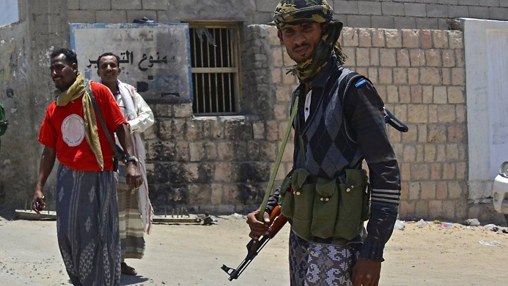 Von Extremisten zurückerobert: Jemenitische Soldaten stehen Wache in der Stadt Mukalla - auch die USA stationieren neu Einsatzkräfte in der Hafenstadt. (Archivbild)