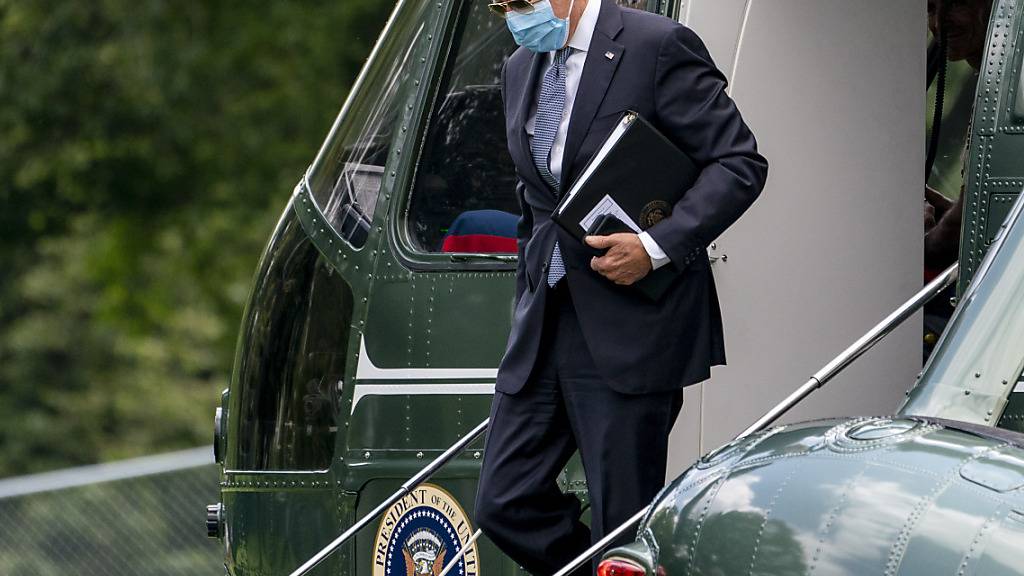 Joe Biden, Präsident der USA, verlässt einen Helikopter. Foto: Andrew Harnik/AP/dpa