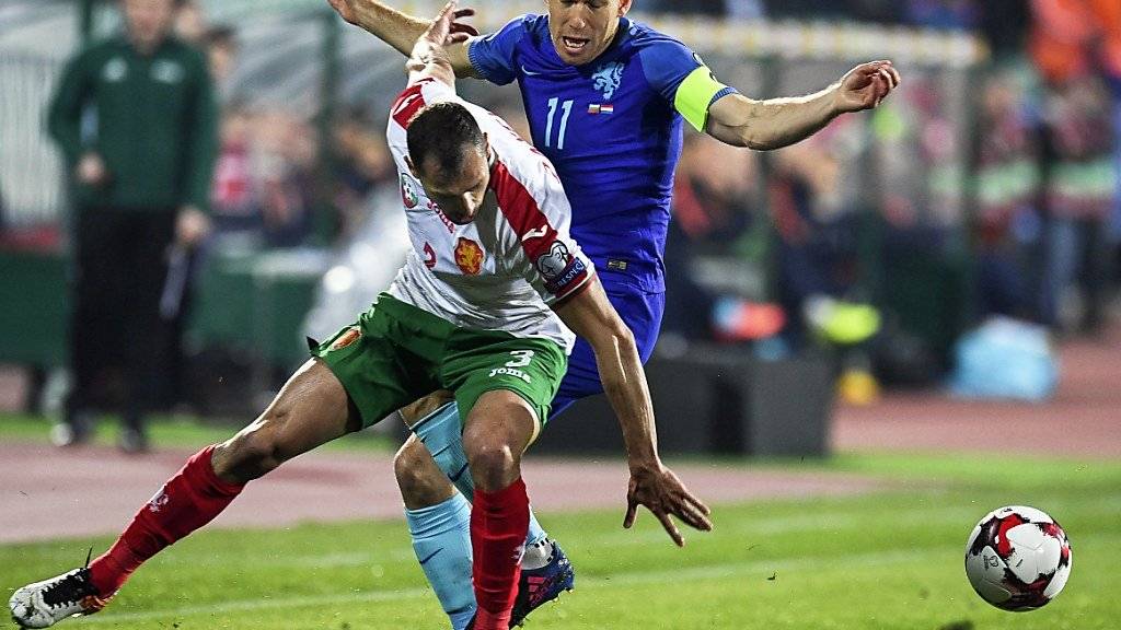 Der Star kommt zu spät: Arjen Robben verliert Zweikampf gegen Bulgariens Petar Zanev