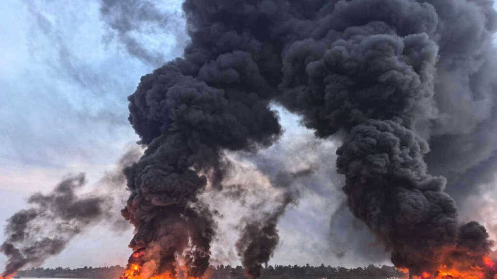 dpatopbilder - Mehrere Schiffe stehen im Hafen in Flammen, nachdem ein Öltanker Feuer gefangen hatte. Foto: Sai Aung/HNA/dpa - ACHTUNG: Nur zur redaktionellen Verwendung im Zusammenhang mit der aktuellen Berichterstattung und nur mit vollständiger Nennung des vorstehenden Credits