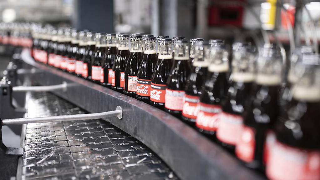 Die Coca-Cola-Abfüllanlagen laufen auf Hochtouren. (Archivbild)