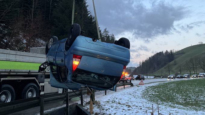 Auto kippt auf Dach – mehrere Unfälle halten Luzerner Polizei auf Trab