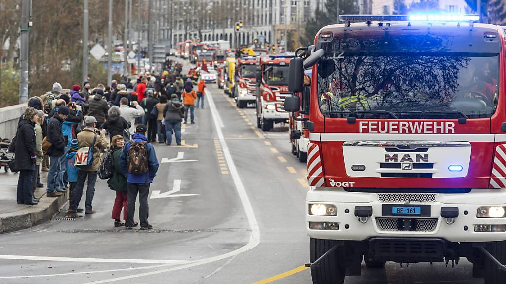 Die Stadt Bern bleibt eine der wenigen Gemeinden im Kanton ohne Feuerwehr-Dienstpflicht. Das Bild zeigt den Korso von Feuerwehrautos 2014 beim Umzug in den neuen Stützpunkt Forsthaus-West. (Archiv)