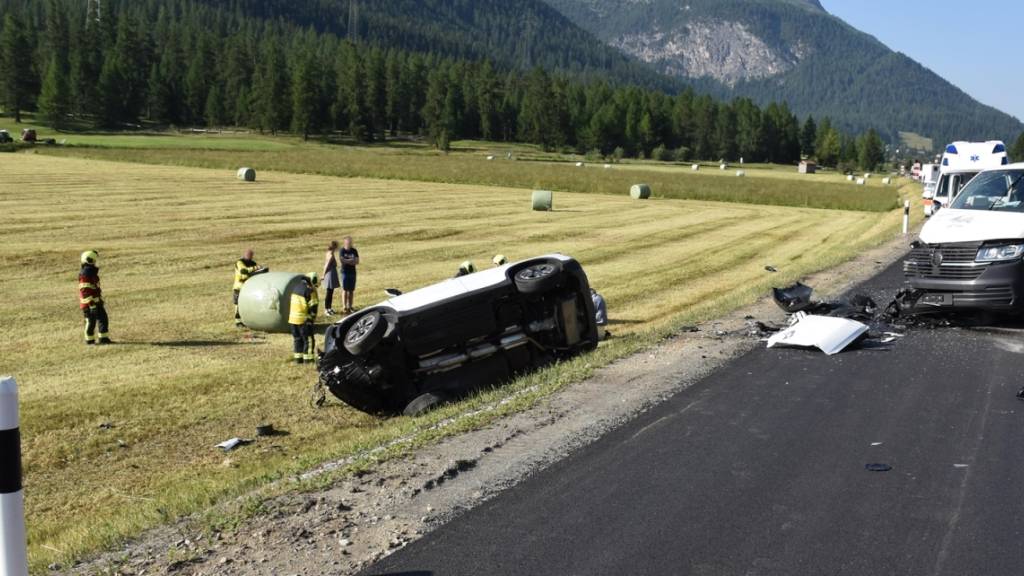Das Auto wurde durch die Wucht der Kollision mit dem Lieferwagen von der Fahrbahn geschleudert und blieb in einer Wiese auf der Seite liegen.