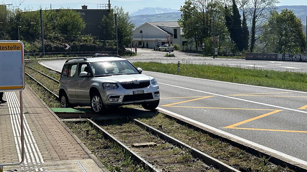 Mit seinem Personenwagen fuhr ein 82-jähriger Zürcher am Sonntagnachmittag in Zufikon AG in das Gleisbett der Bremgarten-Dietikon-Bahn.