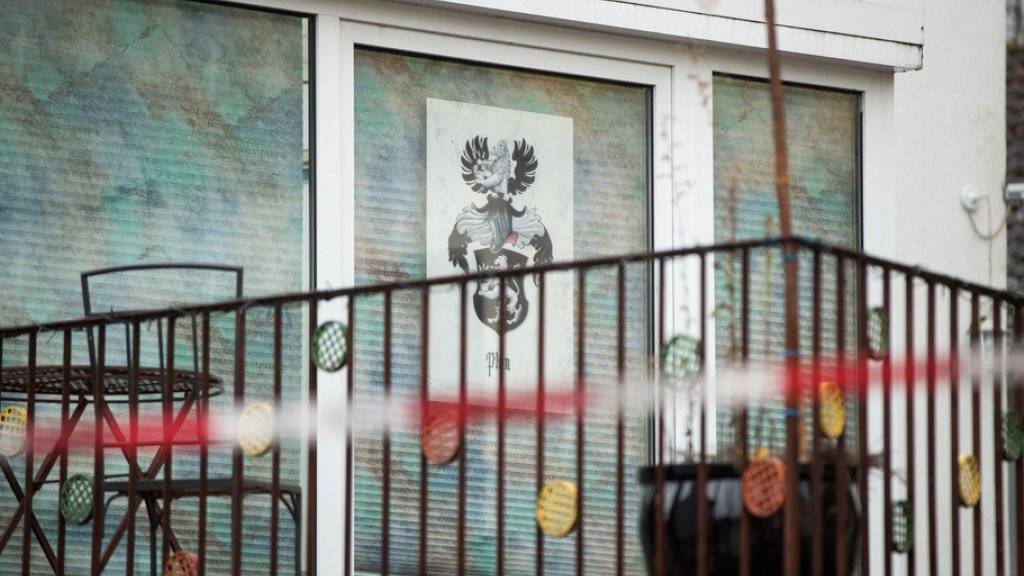 Ein Absperrband hängt vor dem Haus in Georgensgmünd, in dem ein 49-Jähriger Angehöriger der «Reichsbürger»-Bewegung bei einer Razzia vier Polizisten angeschossen hatte. (Archiv)