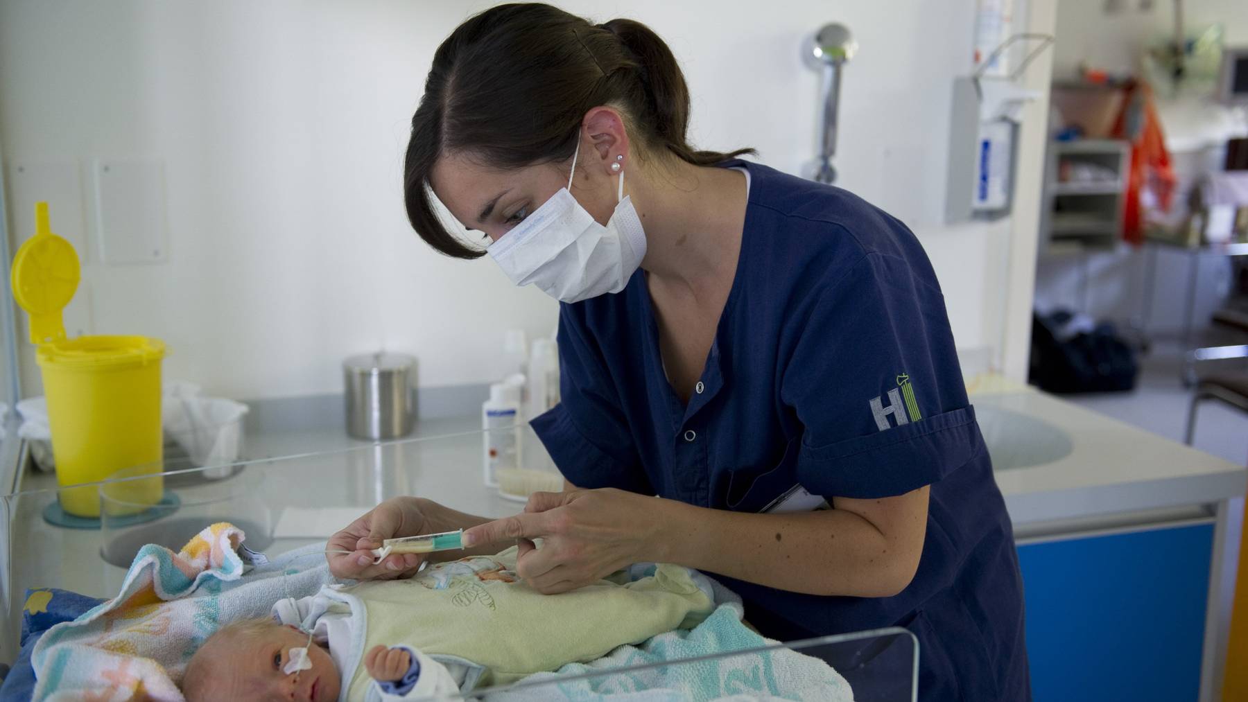 Eine Pflegefachfrau versorgt ein Neugeborenes im Kantonsspital St.Gallen. (Archiv)