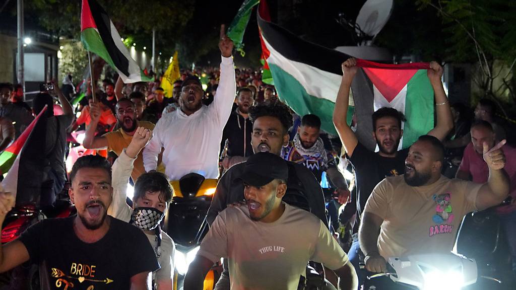 Tausende Menschen in muslimisch geprägten Ländern sind auf die Straße gegangen, um gegen die Luftangriffe Israels auf den Gazastreifen zu demonstrieren. Foto: Bilal Hussein/AP/dpa