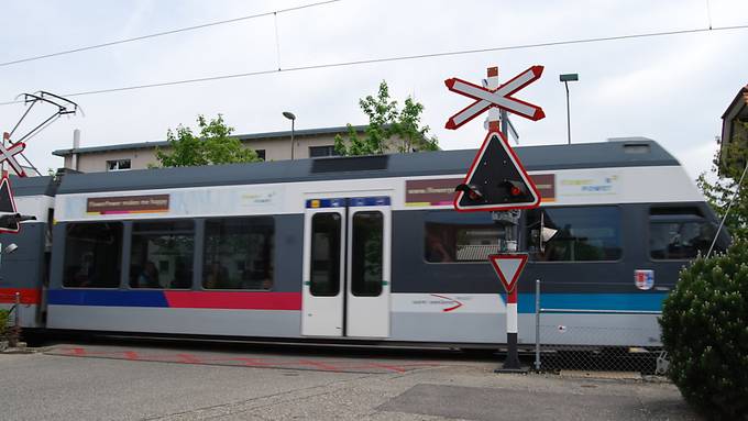 Täuffelen-Ins-Bahn streift auf Bahnübergang Auto – keine Verletzten