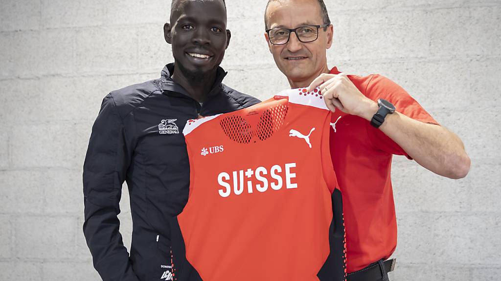 Dominic Lobalu (links) erhält am Dienstag in Bern von Swiss-Athletics-Präsident Christoph Seiler das Schweizer Dress überreicht