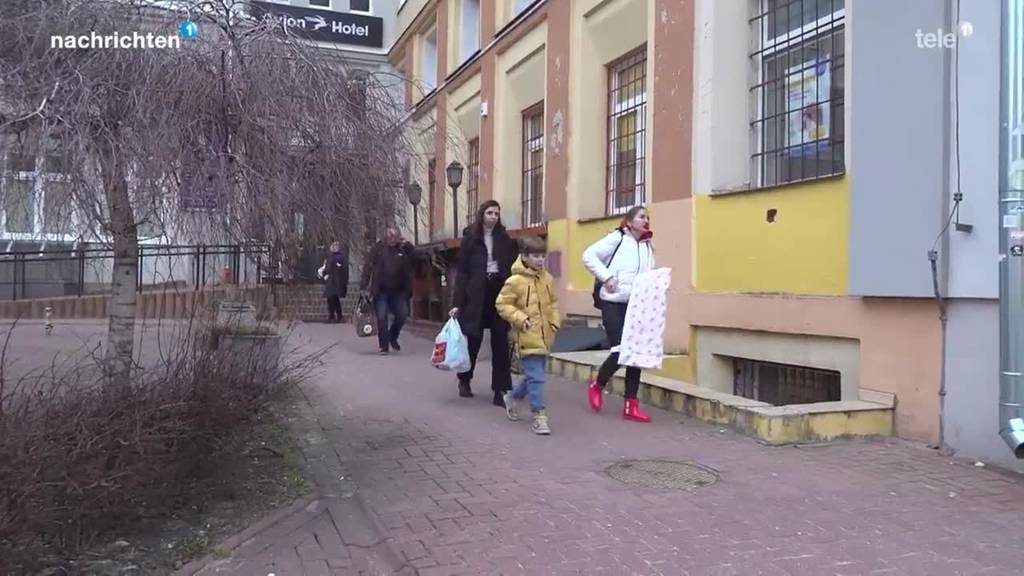 Ukrainische Familie auf der Flucht