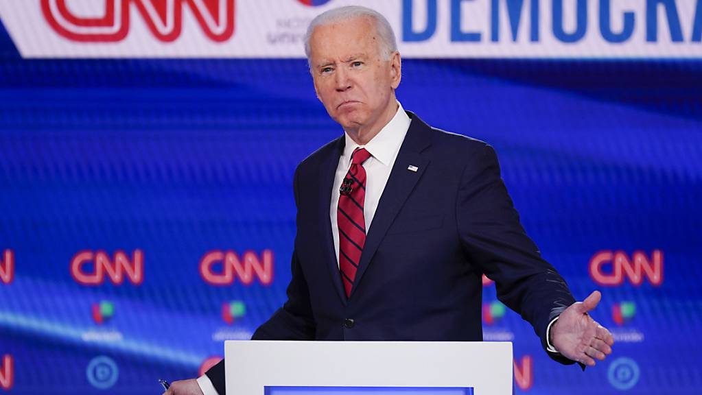 Der US-Präsidentschaftsbewerber Joe Biden hat die Vorwahl der oppositionellen Demokraten im Bundesstaat Florida ersten Prognosen zufolge gewonnen.