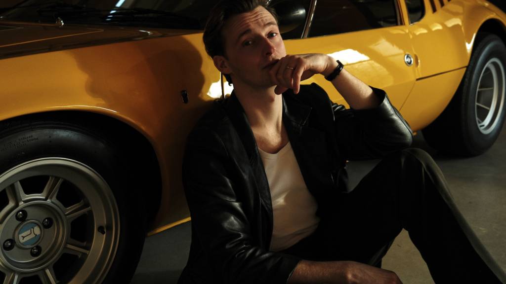 Für den singenden Drummer Nickless gibt es keinen schöneren Ort zum Musikhören, als in Bewegung, etwa mit Blick aus dem Autofenster. Am Freitag ist sein neues Album «Cars And Things That Go» erschienen.