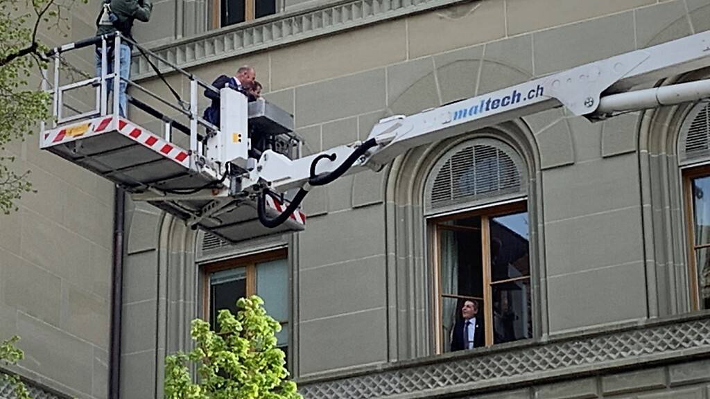 Als Ornithologe und Ex-Nationalratspräsident Andreas Aebi (SVP/BE) am Bundeshaus Nisthilfen für Mauersegler installierte, schaute Bundesrat Ignazio Cassis aus dem Fenster. (Archivbild)