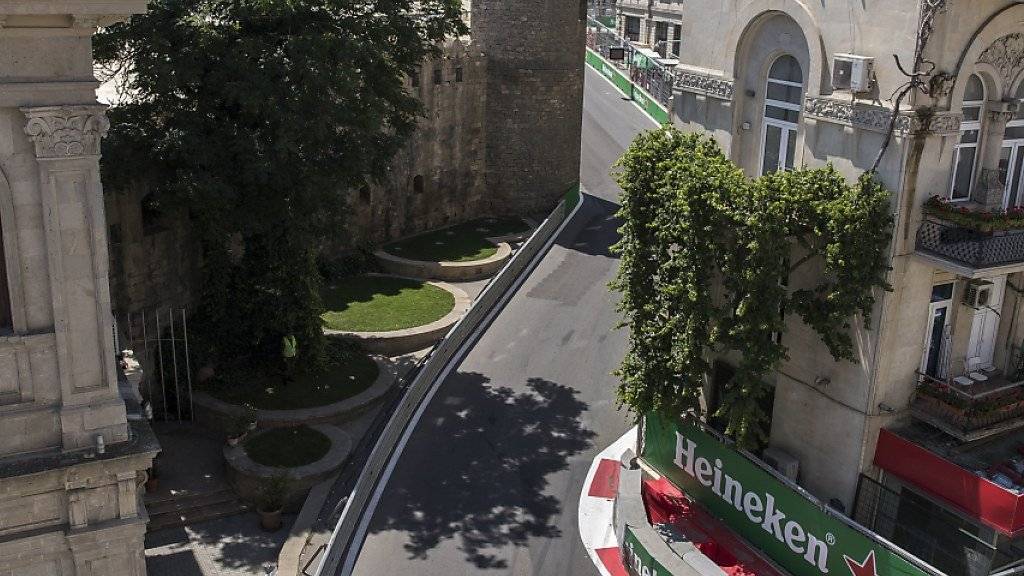 Lewis Hamilton in der Altstadt-Passage in Baku