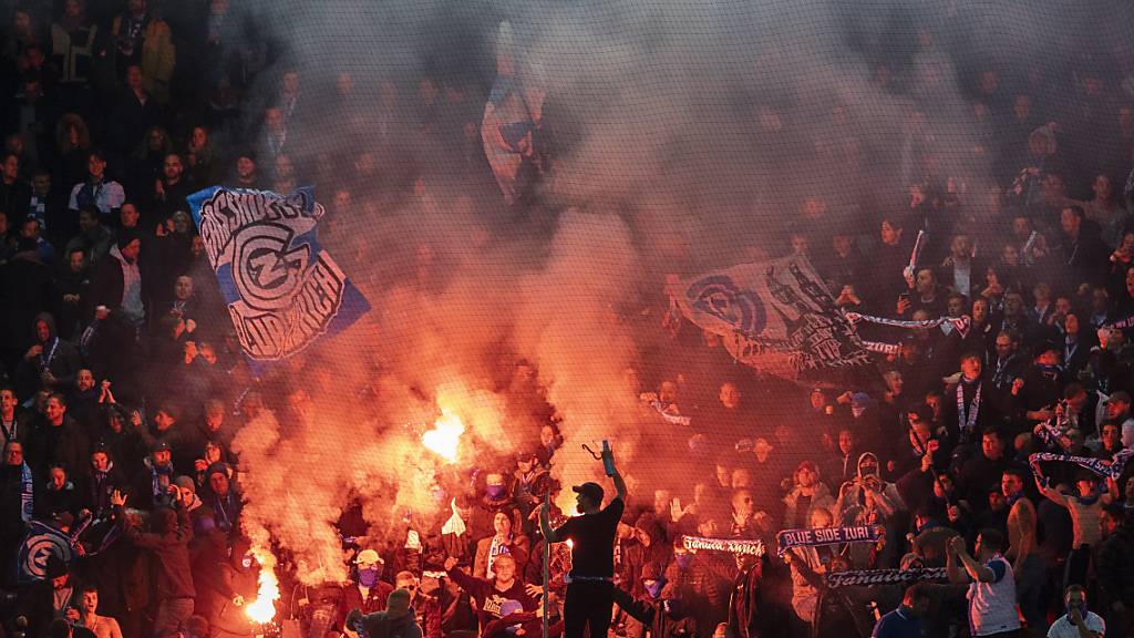 FCZ-Fans haben nach dem Spiel am 23. Oktober 2021 im Letzigrund mehrere brennende Fackeln in Richtung des GC-Fansektors geworfen. Einer der Fackelwerfer stand am Dienstag deshalb vor Gericht. (Symbolbild)