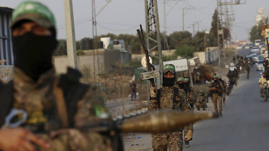Maskierte Kämpfer der Kassam-Brigaden - einer militärischen Unterorganisation der Hamas - patrouillieren auf einer Straße im Gazastreifen. Foto: Adel Hana/AP/dpa