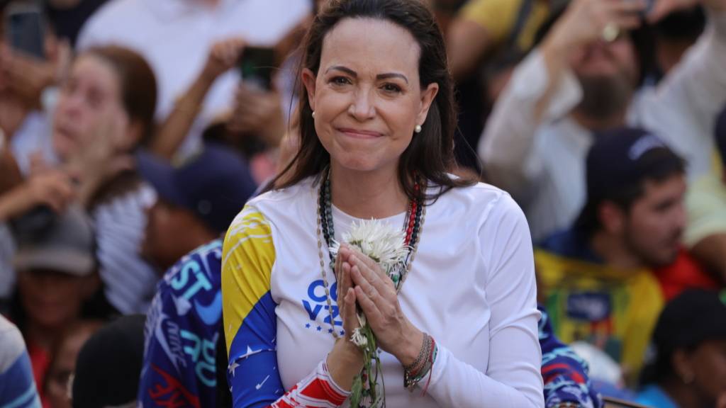 ARCHIV - Die venezolanische Oppositionsführerin Maria Corina Machado führt eine Demonstration gegen die erneute Vereidigung des autoritären Präsidenten Maduro an. Foto: Jesus Vargas/dpa