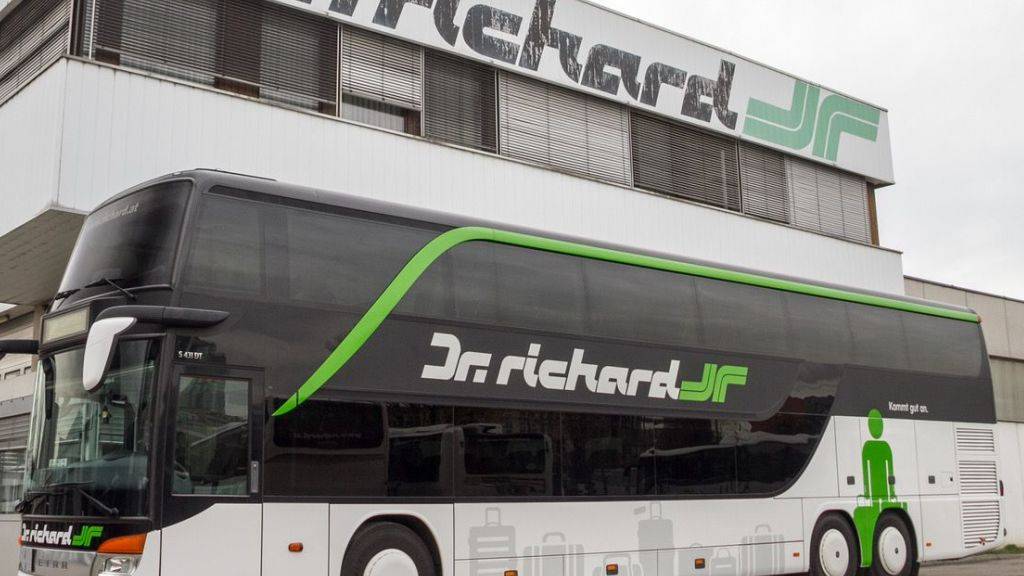Busse des österreichischen Anbieters Dr. Richard stehen bereit. Das Unternehmen will innerschweizerische Busverbindungen im Fernverkehr anbieten. Die Gewerkschaft des Verkehrspersonals fordert den Bund aber auf, auf das Ausstellen einer entsprechenden Konzession zu verzichten.