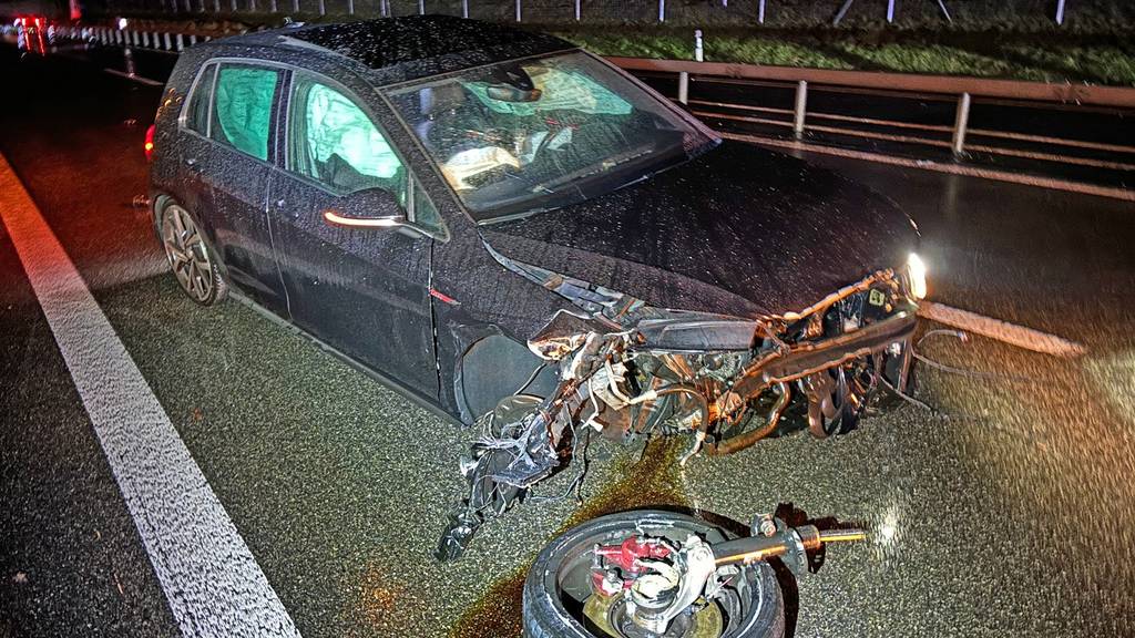 Auto schleudert auf nasser Autobahn A2 in Leitplanke