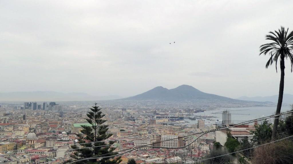 ARCHIV - Blick vom Castel Sant'Elmo auf Neapel und den Vesuv. Foto: Alexandra Stahl/dpa-tmn/dpa