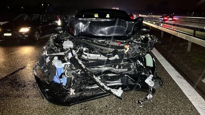 Zwei Verletzte nach Auffahrunfall auf der Autobahn A5 