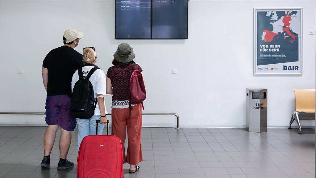 Reiselustige am Flughafen Bern. Der Flugplan 2023 bringt neue Destinationen. (Archiv)