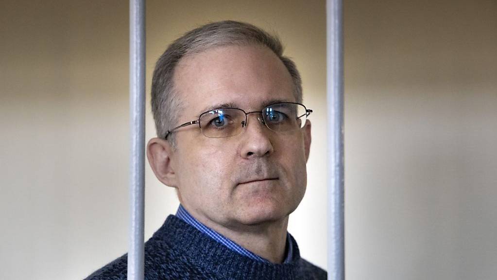  US-Amerikaner Paul Whelan, der Ende 2018 wegen Spionageverdachts in Russland verhaftet wurde, steht hinter Gittern und wartet auf eine Anhörung in einem Gerichtssaal. Foto: Alexander Zemlianichenko/AP/dpa (Archiv)