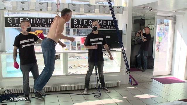 75-jähriger Piercing-Verrückter