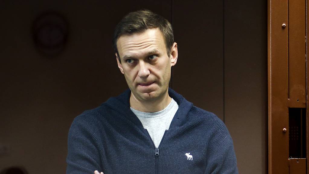 Der russische Oppositionspolitiker Alexej Nawalny während einer Anhörung. Russland hat die angekündigten neuen Sanktionen des Westens im Fall des vergifteten Kremlgegners als wirkungslos bezeichnet. Foto: -/Babuskinsky District Court/AP/dpa