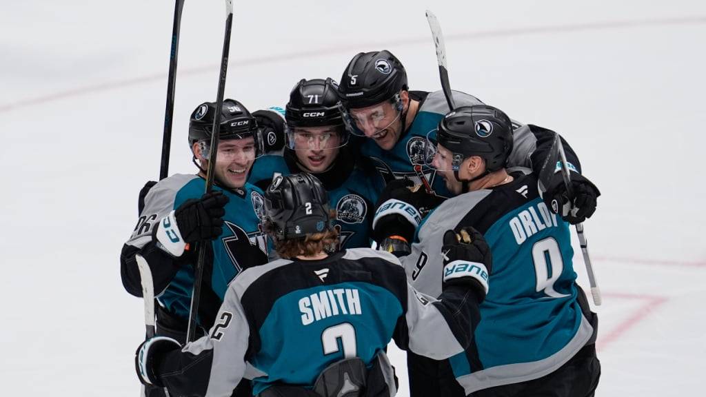 Die San Jose Sharks mit Philipp Kurashev (ganz links) bejubeln den Heimsieg gegen die Boston Bruins