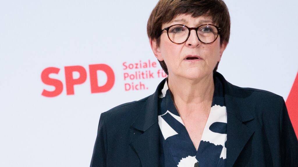 ARCHIV - Saskia Esken, Vorsitzende der SPD, äußert sich bei einer Pressekonferenz. Foto: Carsten Koall/dpa/Archivbild