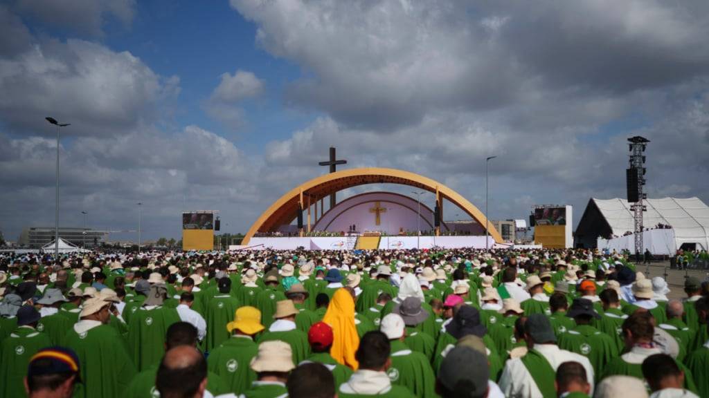 dpatopbilder - Papst Leo XIV. (Bühne) hält eine Messe mit jungen Menschen, die am Jugendjubiläum auf dem Tor Vergata Feld teilnehmen. Foto: Andrew Medichini/AP/dpa