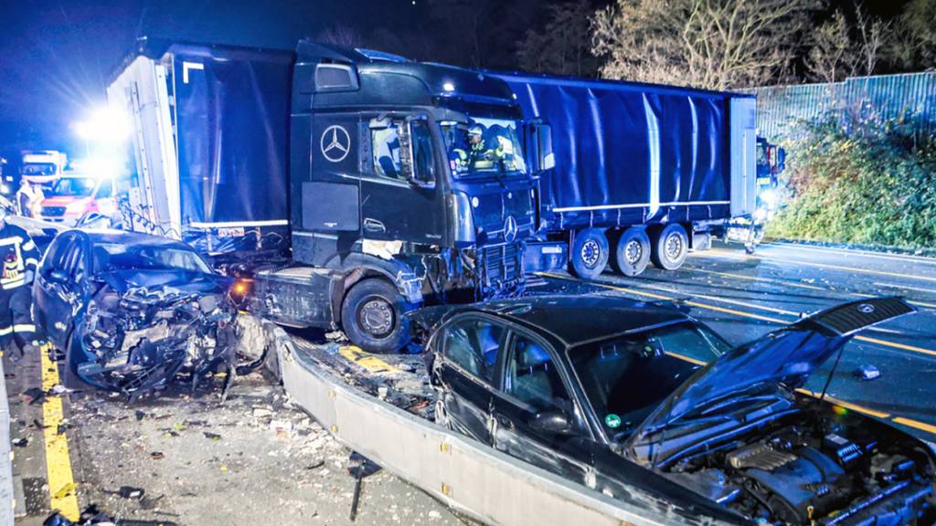 Lkw-Chaosfahrt: Schneise der Verwüstung auf NRW-Autobahnen