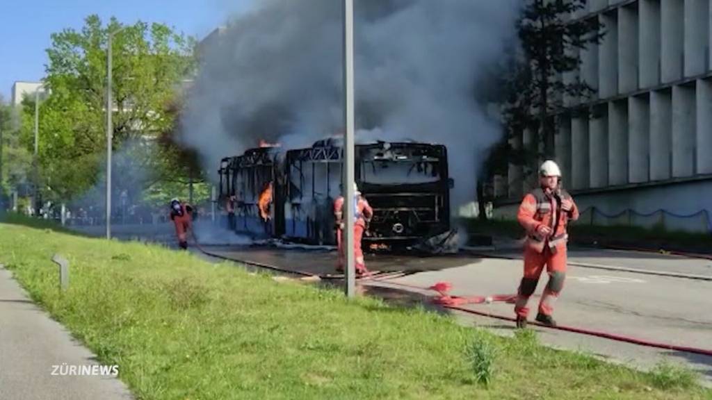 Nur dank Chauffeur gerettet: Bei der ETH Höngg werden rund 60 Fahrgäste aus brennendem Bus evakuiert