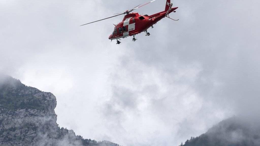 Ein Lawinenunglück im Kanton Uri hat einen Toten und zwei Verletzte gefordert. Die Rettungsflugwacht flog die beiden Verletzten ins Spital. (Symbolbild)