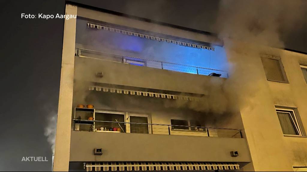 Mädchen rettet sich über Balkon vor einem Brand